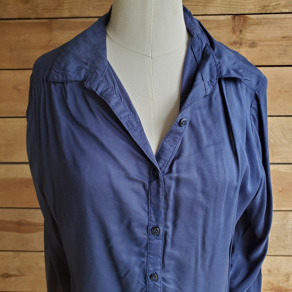 🎉 Divided H&M High Low button up top - Picture 2 of 6